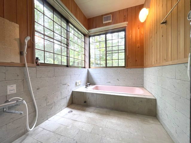 癒しの隠れ家。ウッドデッキ＆大風呂 那須街道近くの中古戸建の浴室|日々の暮らしに欠かせないお風呂です