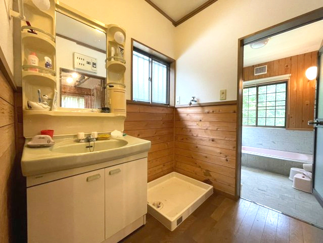 癒しの隠れ家。ウッドデッキ＆大風呂 那須街道近くの中古戸建の洗面所|忙しい朝には欠かせない洗面所です