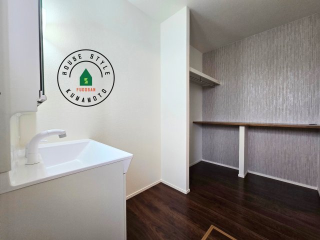 熊本市東区八反田1丁目第1₋4棟(5号棟)の脱衣所|ゆとりの洗面スペースで朝の身支度もスムーズに。暮らしを快適に変えるシャワー付洗面台です！