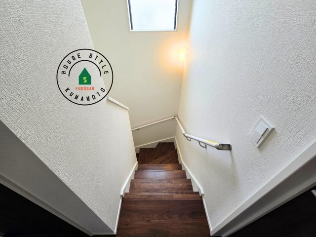 熊本市東区八反田1丁目第1₋4棟(5号棟)の内装|＜手すり付階段＞手すりがないと階段の昇り降りで危険なことはもちろん、壁に手をつきながら歩くことで壁紙が汚れやすくなります。すべての方に快適に昇り降りしていただくため、手すりを設置しました。