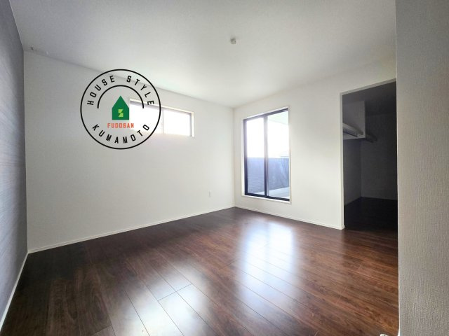 熊本市東区八反田1丁目第1₋4棟(5号棟)の寝室|主寝室には収納力に優れたクローゼットがありますので、お部屋もすっきり片付きます。