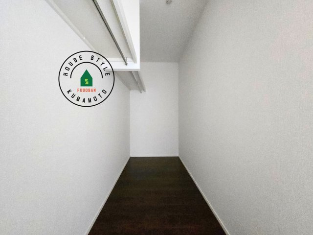 熊本市東区八反田1丁目第1₋4棟(5号棟)の収納|洋服や大きな荷物が多い方や人数の多いご家族などは、一般的なクローゼットよりもウォークインクローゼットのほうが使い勝手が良いです。