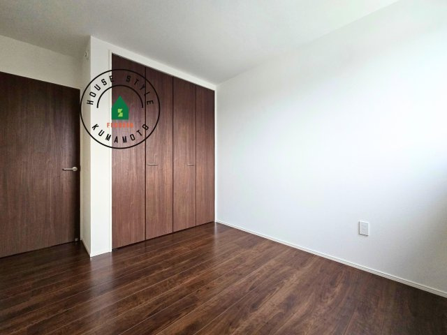 熊本市東区八反田1丁目第1₋4棟(5号棟)の洋室|柔らかい陽光が差し込む明るいお部屋を演出する設計。彩光の取れる窓が気持ちの良いお部屋を創り上げます。