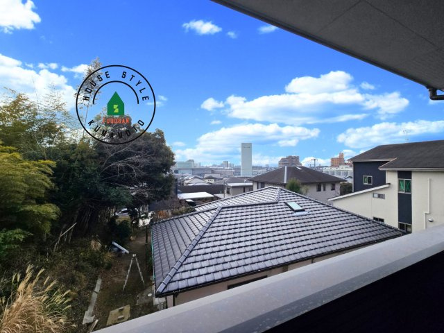 熊本市東区八反田1丁目第1₋4棟(5号棟)の展望|窓から緑が見える物件も魅力的です。