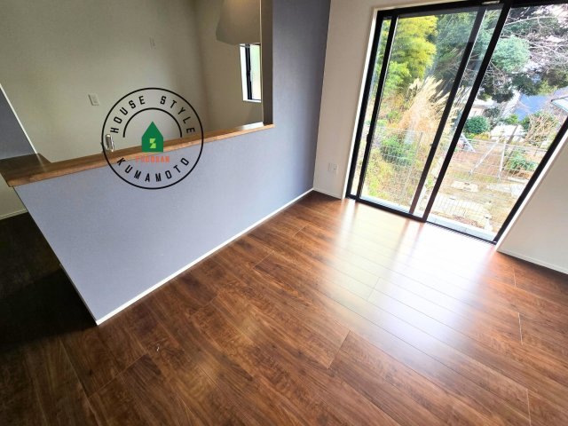 熊本市東区八反田1丁目第1₋4棟(5号棟)のダイニング|キッチンから立ち込める香りが今日の料理を期待させます。