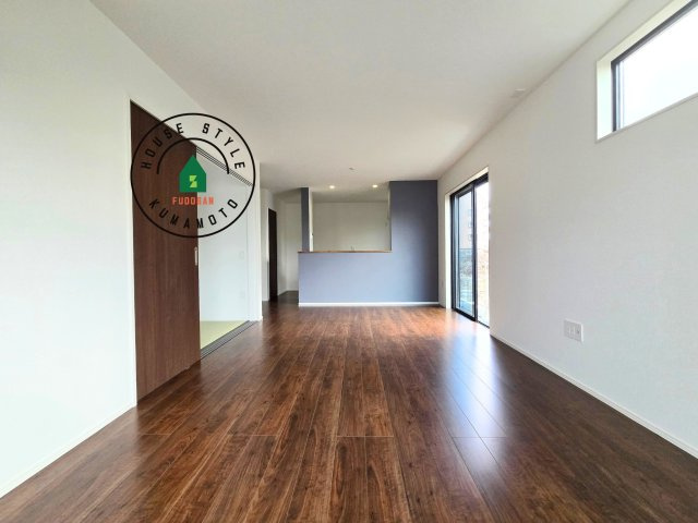 熊本市東区八反田1丁目第1₋4棟(5号棟)の居間・リビング|キッチンからリビングをしっかり確認できます。家族の笑顔があふれる空間になりそうですね。