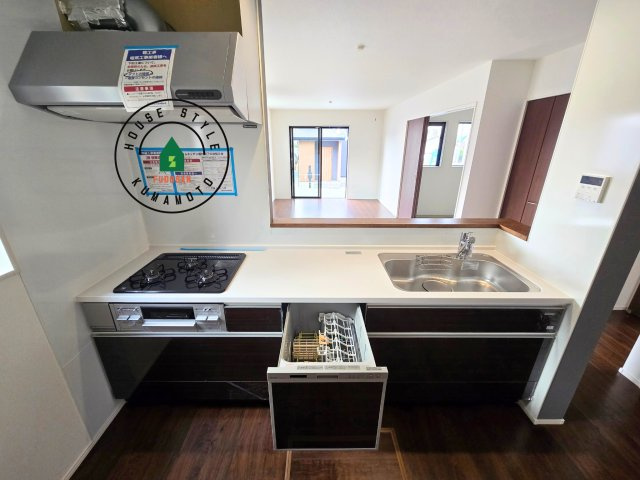 熊本市東区八反田1丁目第1₋4棟(5号棟)のキッチン|ご家族を近くに感じられる対面キッチンのLDK。会話もはずみそうですね。