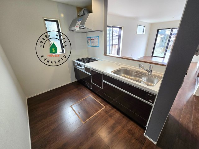 熊本市東区八反田1丁目第1₋4棟(5号棟)のキッチン|ダイニングテーブルへの配膳がラクラク、お料理はかどるカウンター付きシステムキッチン！