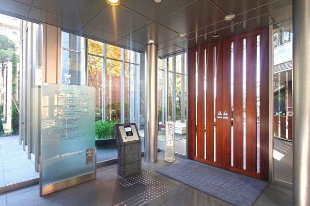 ライオンズタワー月島のエントランス