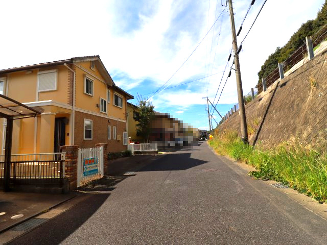 豊川市長沢町大覚戸建の前面道路含む現地写真