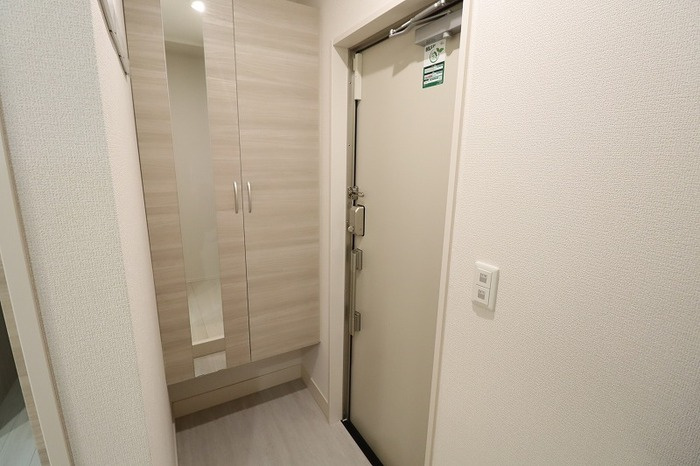 Serenvita east(ｾﾚｳｨｰﾀ ｲｰｽﾄ)の玄関|イメージ