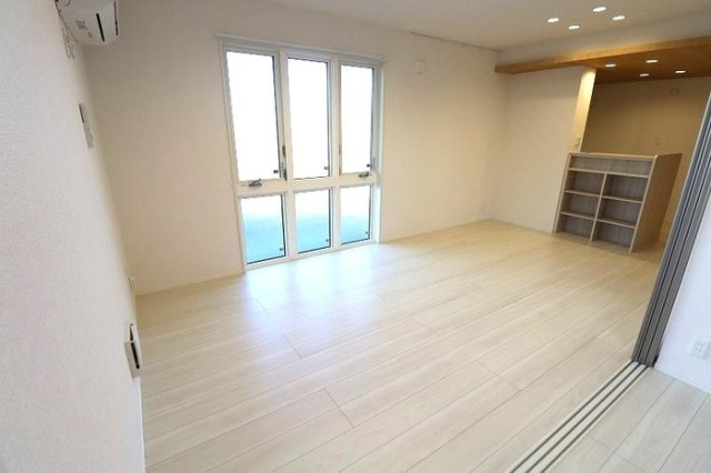 Serenvita east(ｾﾚｳｨｰﾀ ｲｰｽﾄ)の居間・リビング