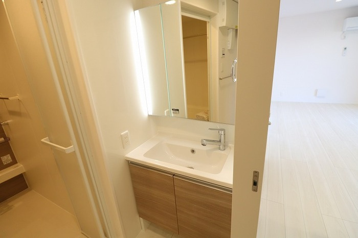 Serenvita east(ｾﾚｳｨｰﾀ ｲｰｽﾄ)の独立洗面台