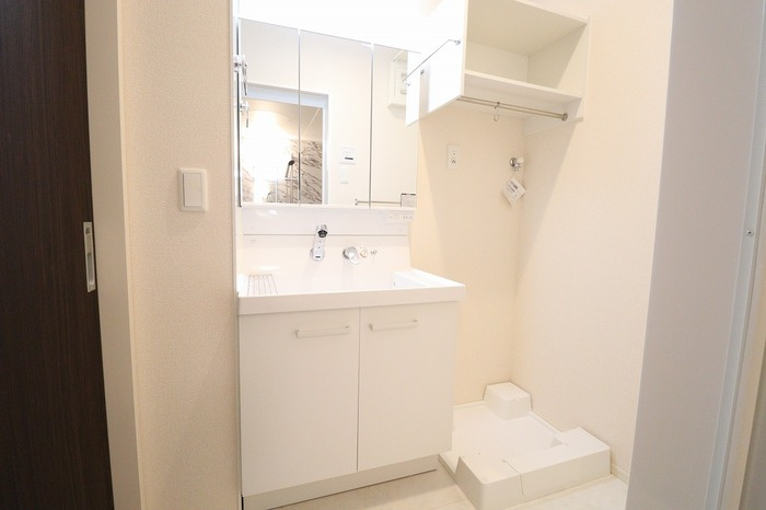 Always Friendly学園の森の独立洗面台|三面鏡付き洗面化粧台