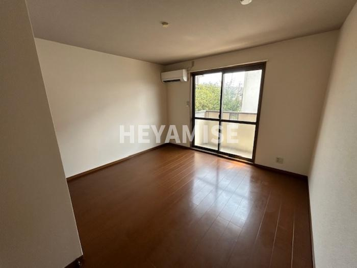 ボヌール三城の居間・リビング