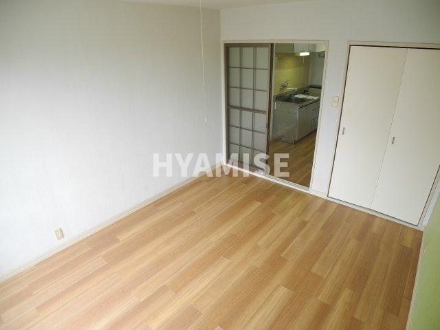 レジデンスオガタAの居間・リビング