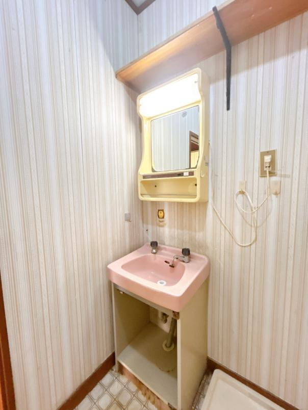 日立市台原町3丁目　中古戸建の独立洗面台