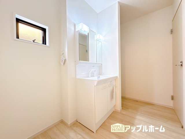 【新築戸建】坂戸市西坂戸2期の独立洗面台|ゆとりの洗面スペースで朝の身支度も快適スムーズに。３面鏡で髪のセットやお化粧もストレスなくこなせ、朝から気分良く通勤通学に向かえそうですね！鏡の裏にはたっぷりと収納スペースを標準装備
