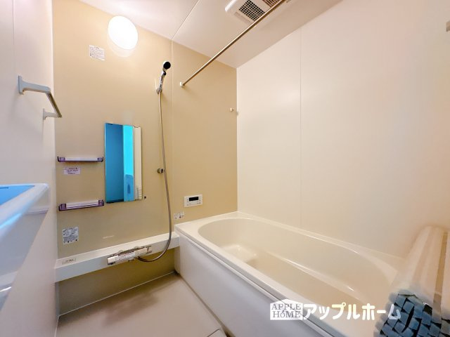 【新築戸建】坂戸市西坂戸2期の浴室|日常の疲れを癒やすここちのよいユニットバス。お手入れが簡単になる工夫が凝らされているため、手間をかけずに清潔さを保てます。