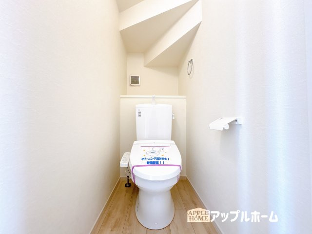 【新築戸建】坂戸市西坂戸2期のトイレ|温水洗浄器付き便座を標準装備してます♪窓付きで明るく、快適空間となっております。毎日使う場所だからこその配慮です。