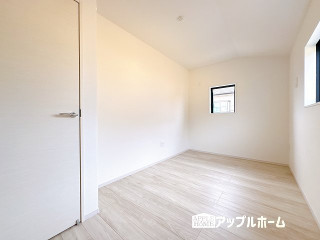 【新築戸建】KIS坂戸市西坂戸2期の洋室|広々とした居住空間は日々の暮らしを彩り、心のやすらぎと満足感を与えてくれます。通風と採光を考慮した設計は子供たちはのびのび育ち、家族でくつろぎと団らんを生み出します。