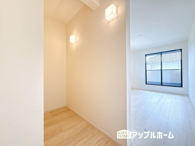 【新築戸建】坂戸市西坂戸2期の収納|お洋服を大切にされる方に大変喜ばれる、ウォークインクローゼット。お洋服以外にも掃除機やスーツケースなどを一箇所に集約できるのは魅力ですね！扉が一箇所ですので、お部屋の見た目にもスッキリ！