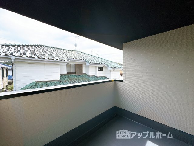 【新築戸建】坂戸市西坂戸2期のバルコニー|家族分の洗濯物もしっかり干せます。日当たりも良く、毎日のお洗濯が楽しくなりそう♪お布団は手軽に干せていつもポカポカに☆