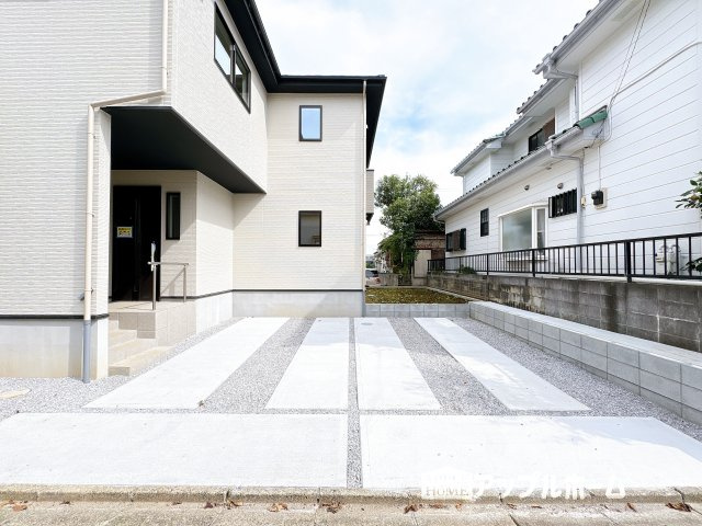 【新築戸建】坂戸市西坂戸2期の前面道路含む現地写真|駐車場は並列駐車２台分☆来客時も安心です♪セカンドカー用にもお使いいただけます。
