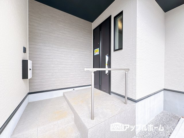 【新築戸建】坂戸市西坂戸2期のエントランス|手摺り付きで、転倒防止やお子様の安全も守れます♪