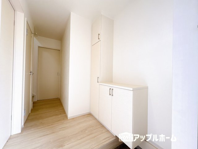 【新築戸建】坂戸市西坂戸2期の玄関|明るくて清潔感溢れる玄関。便利な下駄箱収納付きです♪散らかりがちな玄関もすっきりと片付きます。