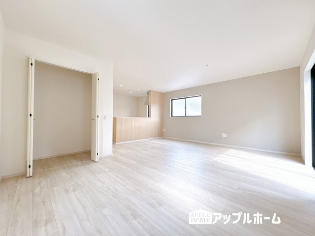 【新築戸建】KIS坂戸市西坂戸2期の居間・リビング|広々リビング×対面キッチンで家族の会話も弾みます♪家族団らんの秘訣は間取りにあり★夢のマイホームを一緒に叶えましょう！