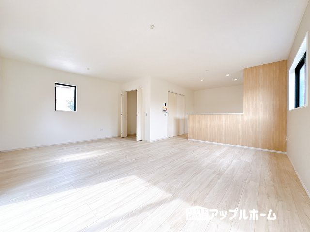 【新築戸建】KIS坂戸市西坂戸2期の居間・リビング|窓から差し込む光で家族を温かく包み込みます。明るいリビングで子育てする喜びを★いつでも見学可能です！