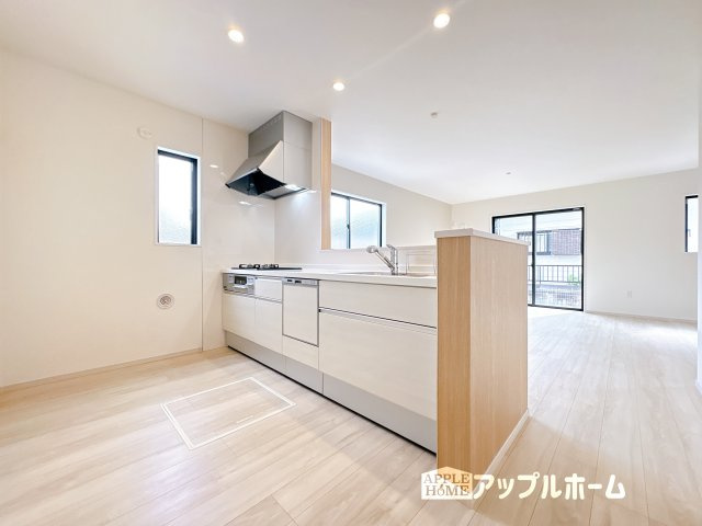【新築戸建】坂戸市西坂戸2期のキッチン|キッチンから部屋中が見守れるので、小さなお子様がいるご家庭でも安心です。シンプル×ナチュラルな温かい空間は、どんなスタイルの家具も合わせやすいお部屋です。