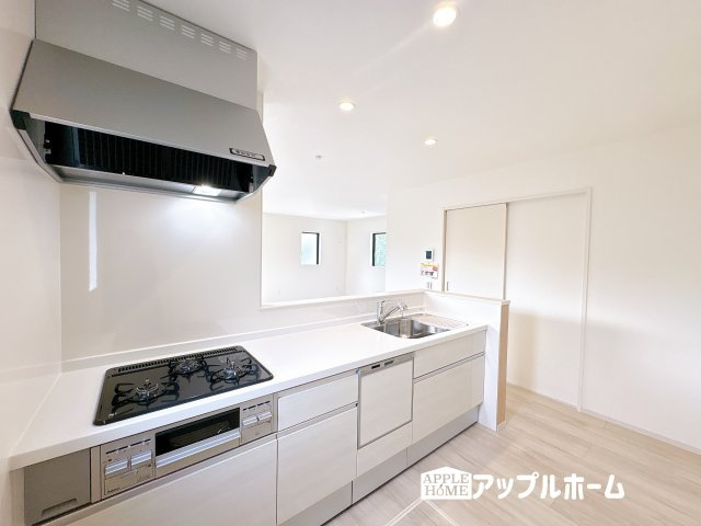 【新築戸建】KIS坂戸市西坂戸2期のキッチン|見栄えもよくお手入れもスムーズに出来ます。豊富な収納力もございますので、キッチンスペースをスッキリとお使い頂けそうです。