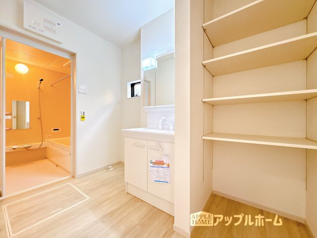 【新築戸建】坂戸市西坂戸2期の洗面所|ゆとりの洗面スペースで朝の身支度も快適スムーズに。３面鏡で髪のセットやお化粧もストレスなくこなせ、朝から気分良く通勤通学に向かえそうですね！収納スペースもたっぷり