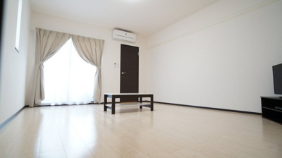 【居間・リビング】 | レオネクスト１８番館 | 収納も完備！リビングを広く使えます。