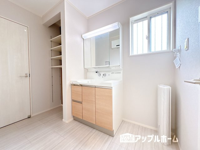 【新築戸建】東松山市石橋 全31区画の洗面所|三面鏡付きの洗面化粧台ですので、たっぷりと収納いただけます。白を基調とした清潔感のある快適空間です。毎日の身支度も気持ち良くお使い頂けます！！