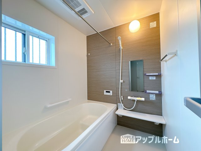 【新築戸建】東松山市石橋 全31区画の浴室|窓付きのバスルームは、採光もあり明るく気持ちの良い空間です。窓があることで、換気環境も良好。掃除もスムーズに出来ます