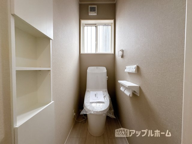 【新築戸建】東松山市石橋 全31区画のトイレ|温水洗浄器付き便座を標準装備してます♪窓付きで明るく、快適空間となっております。毎日使う場所だからこその配慮です。