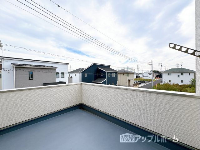 【新築戸建】東松山市石橋 全31区画のバルコニー|家族分の洗濯物もしっかり干せます。日当たりも良く、毎日のお洗濯が楽しくなりそう♪お布団は手軽に干せていつもポカポカに☆