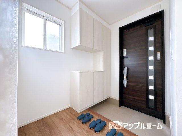 【新築戸建】東松山市石橋 全31区画の玄関|明るくて清潔感溢れる玄関。便利な下駄箱収納付きです♪散らかりがちな玄関もすっきりと片付きます。
