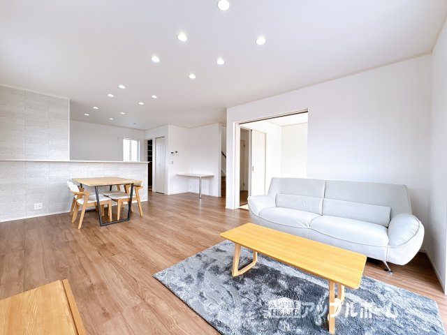 【新築戸建】東松山市石橋 全31区画の居間・リビング|広々リビング×対面キッチンで家族の会話も弾みます♪家族団らんの秘訣は間取りにあり☆夢のマイホームを一緒に叶えましょう！