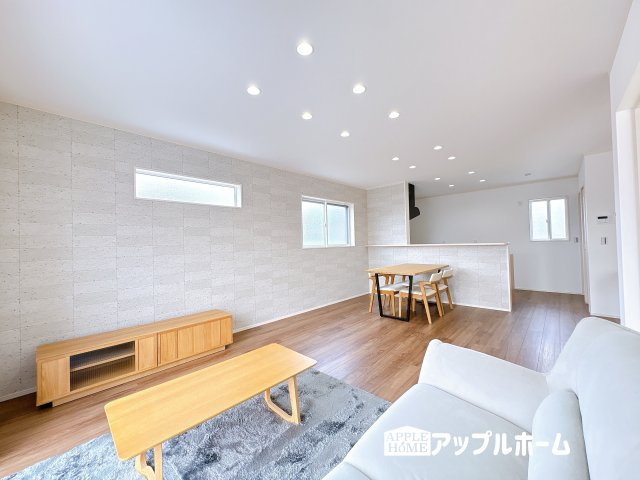 【新築戸建】東松山市石橋 全31区画の居間・リビング|窓から差し込む光で家族を温かく包み込みます。明るいリビングで子育てする喜びを☆いつでも見学可能です！