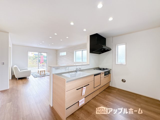 【新築戸建】東松山市石橋 全31区画のキッチン|キッチンから部屋中が見守れるので、小さなお子様がいるご家庭でも安心です。シンプル×ナチュラルな温かい空間は、どんなスタイルの家具も合わせやすいお部屋です。