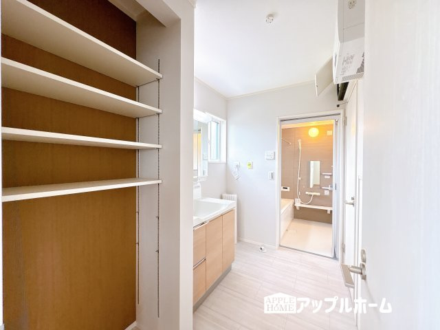 【新築戸建】東松山市石橋 全31区画の洗面所|ゆとりの洗面スペースで朝の身支度も快適スムーズに。３面鏡で髪のセットやお化粧もストレスなくこなせ、朝から気分良く通勤通学に向かえそうですね！鏡の裏にはたっぷりと収納スペースを標準装備