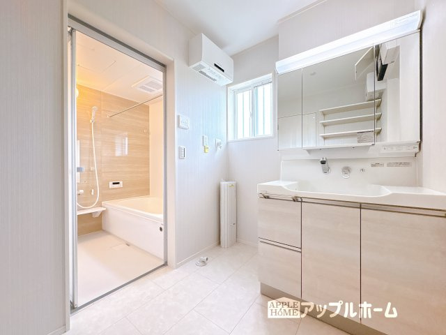 【新築戸建】東松山市石橋 全31区画の洗面所|三面鏡付きの洗面化粧台ですので、たっぷりと収納いただけます。白を基調とした清潔感のある快適空間です。毎日の身支度も気持ち良くお使い頂けます！！