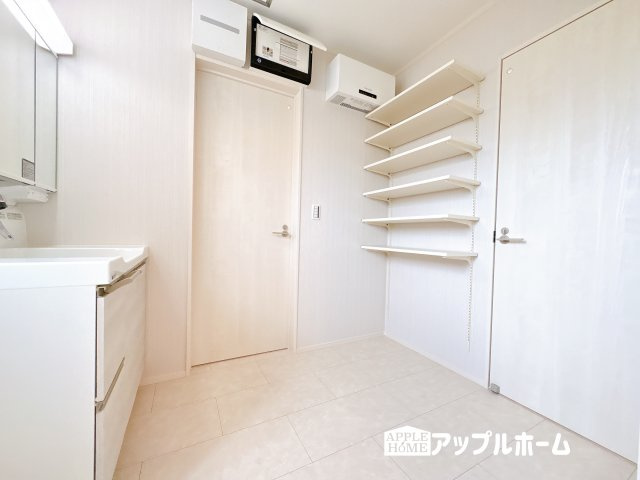 【新築戸建】東松山市石橋 全31区画の洗面所|ゆとりの洗面スペースで朝の身支度も快適スムーズに。３面鏡で髪のセットやお化粧もストレスなくこなせ、朝から気分良く通勤通学に向かえそうですね！鏡の裏にはたっぷりと収納スペースを標準装備