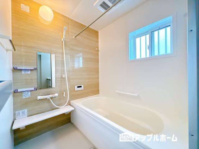 【新築戸建】東松山市石橋 全31区画の浴室|窓付きのバスルームは、採光もあり明るく気持ちの良い空間です。窓があることで、換気環境も良好。掃除もスムーズに出来ます