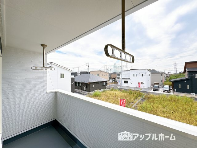 【新築戸建】東松山市石橋 全31区画のバルコニー|家族分の洗濯物もしっかり干せます。日当たりも良く、毎日のお洗濯が楽しくなりそう♪お布団は手軽に干せていつもポカポカに☆