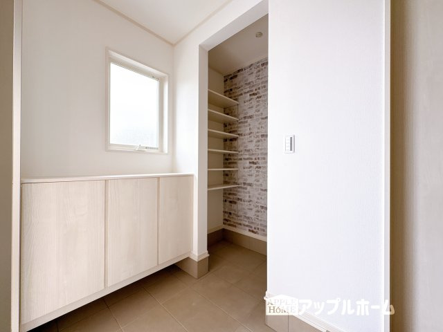 【新築戸建】東松山市石橋 全31区画の玄関|明るくて清潔感溢れる玄関。便利な下駄箱収納付きです♪散らかりがちな玄関もすっきりと片付きます。